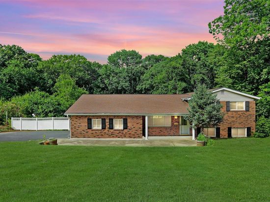 1245 Woodcrest Ln, Hazelwood, MO 63042