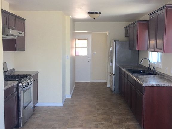 4th image of 990 Catalina Blvd