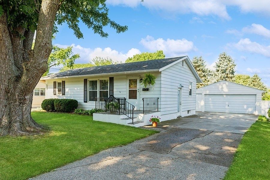 3524 E 38th Ct, Des Moines, IA 50317 | Zillow