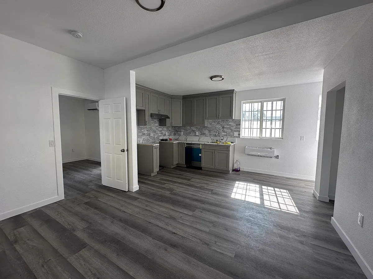 Building Photo - 1734 W 85th St #2