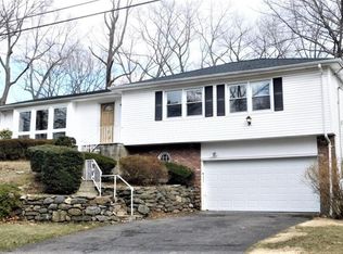 89 Rolling Way, New Rochelle, NY 10804