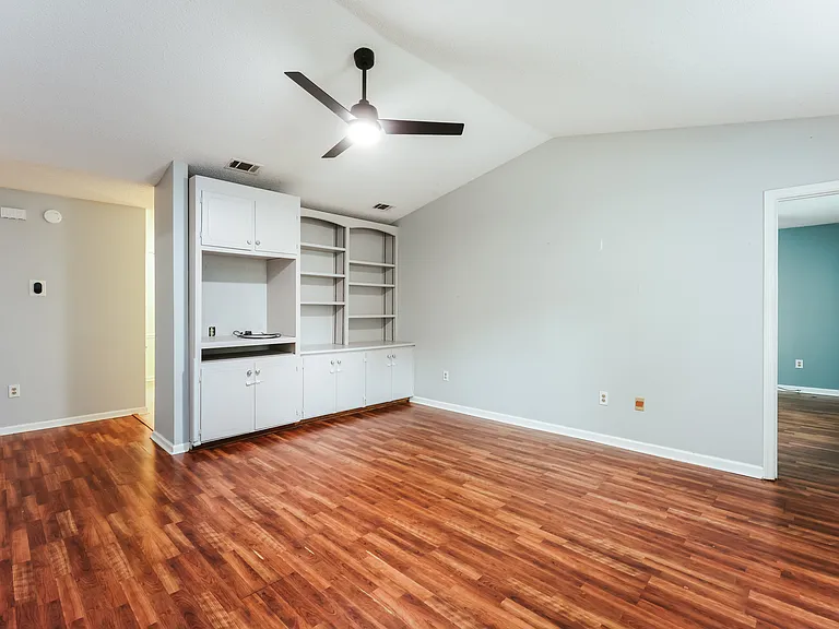 180 Oak Dr — Photo 3