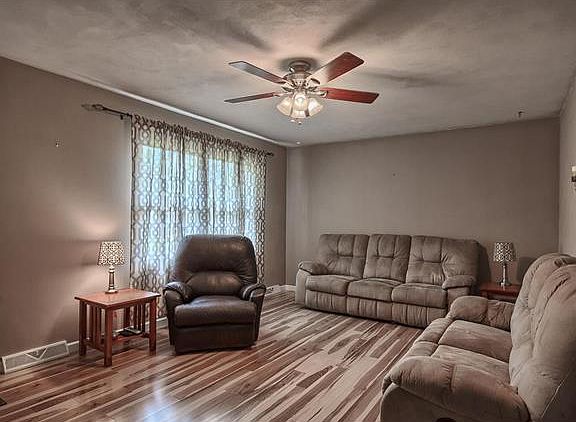 4th image of 1018 Hillcrest Dr