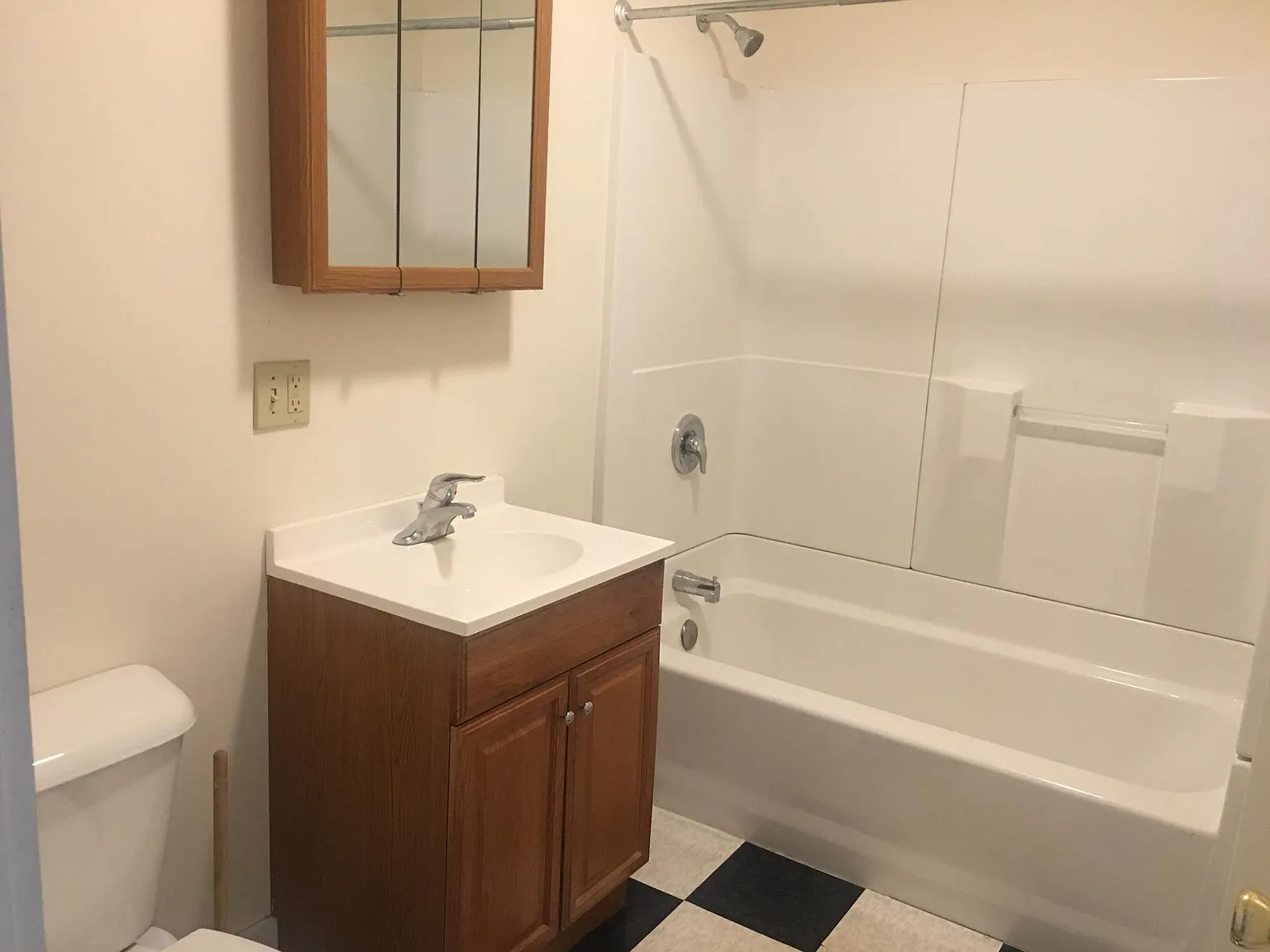3 bed, 1050 sqft, $3,300 — Photo 4