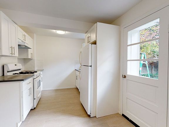 2nd image of 282 De Graw St #1