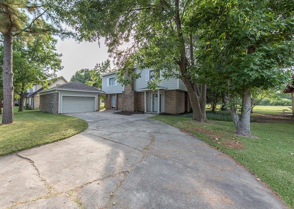 1st image of 225 Palm Aire Dr