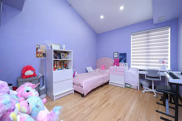 Sold by Remax City Square | media 17