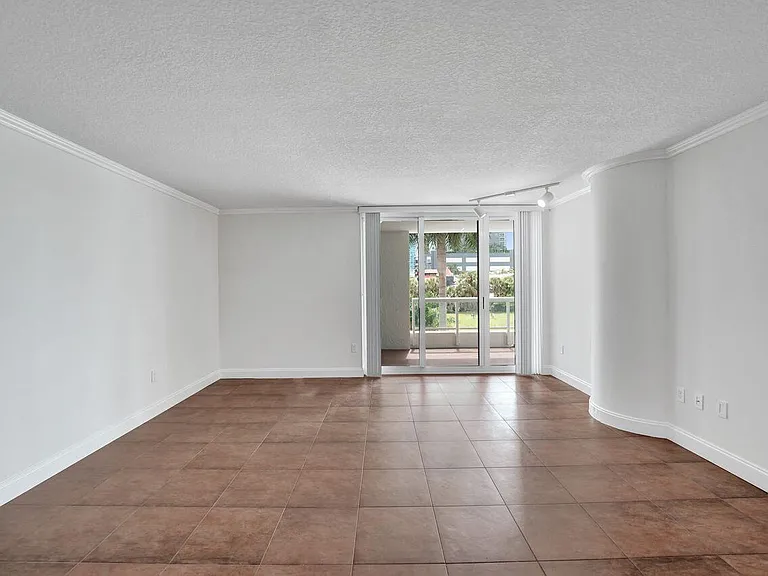401 4th Ave #203 — Photo 5