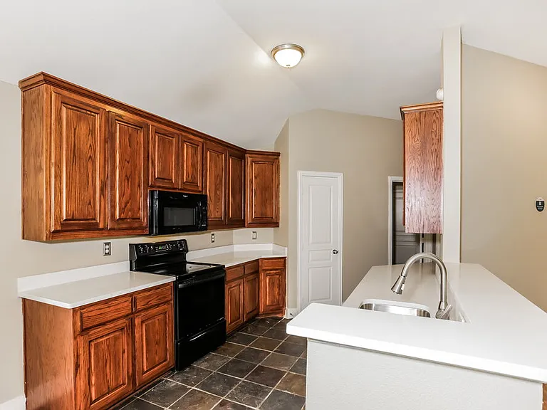 915 Joshua Dr — Photo 8