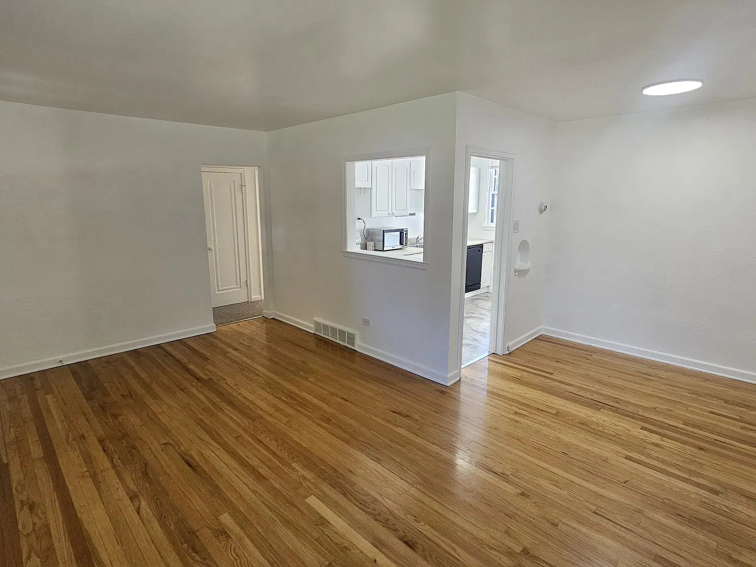 2 bed, 881 sqft, $2,300 — Photo 4