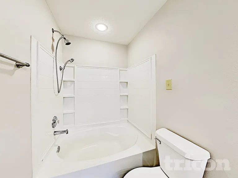746 Streamside Dr — Photo 8