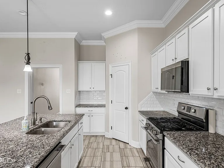 1943 Valdemar Pl — Photo 16