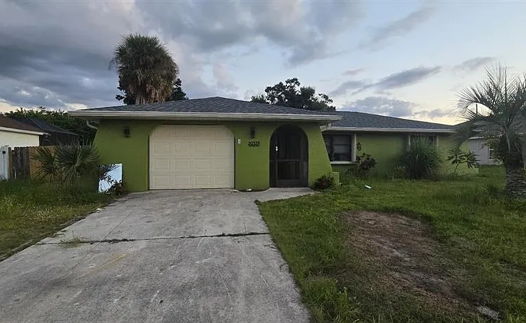 1174 Victoria Ave — Photo 1