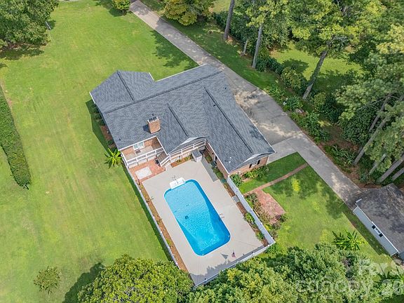 3rd image of 1344 Robbett Ct