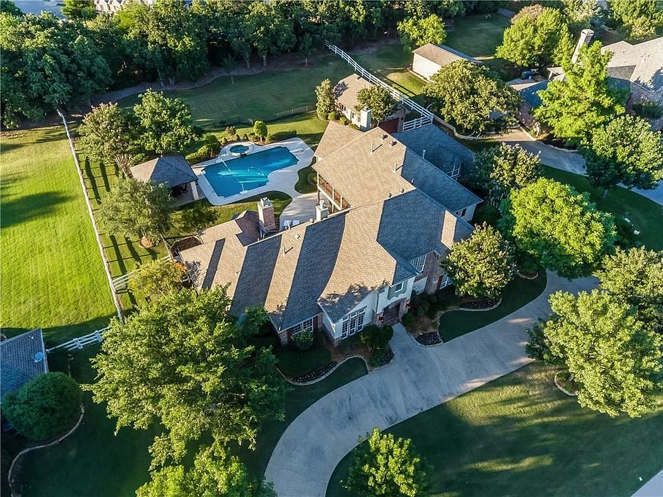 Stunning Estate in the sought after Bridlewood Farms!