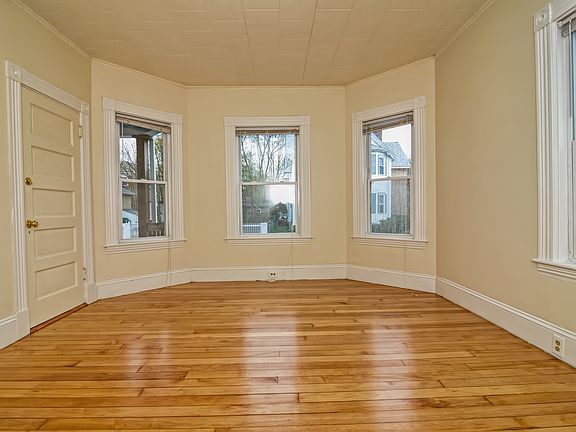 3rd image of 152 Menlo St