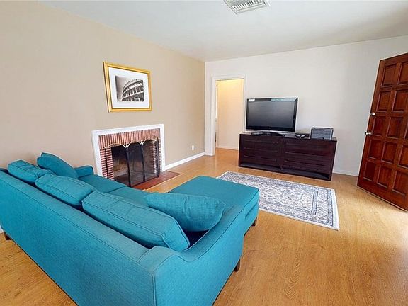 4th image of 12408 Oxnard St