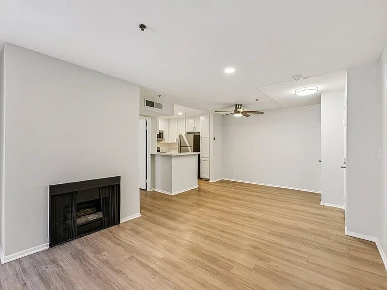 310 Virgil — Photo 13