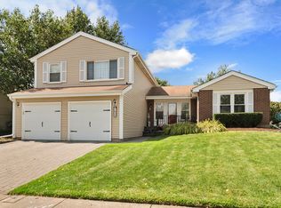 1920 Woodside Ln, Glendale Heights, IL