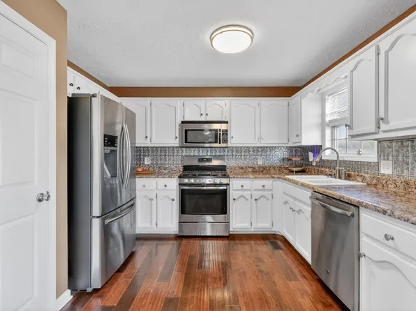 105 Hunterwood Dr, White House, TN 37188