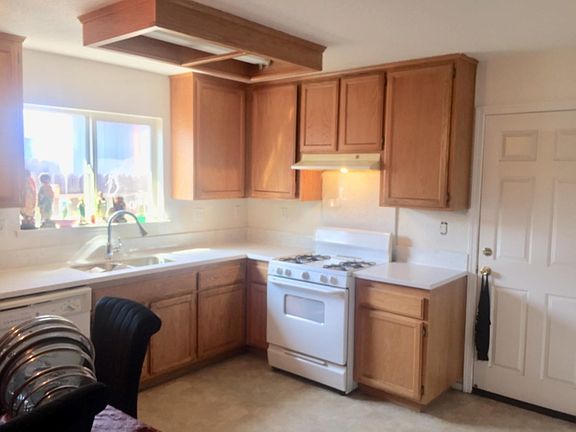 4th image of 1848 N Sutro Ave