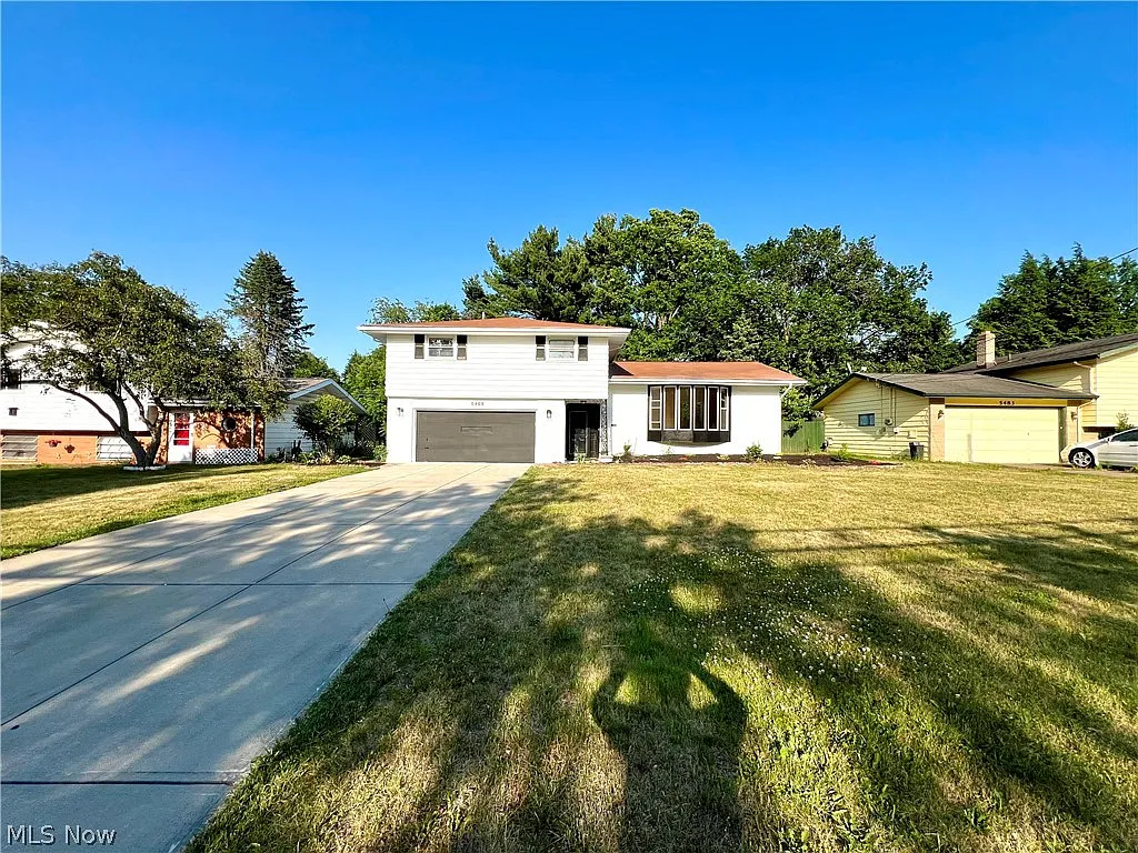 5469 Berkshire Dr photo 1