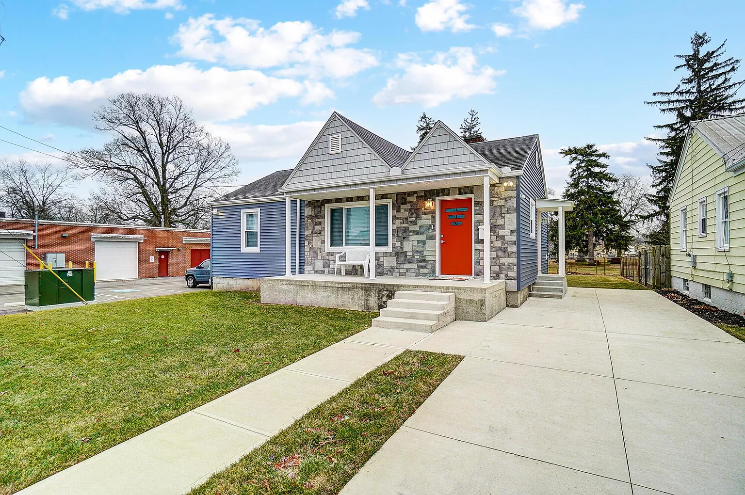 335 E Walnut St photo 1