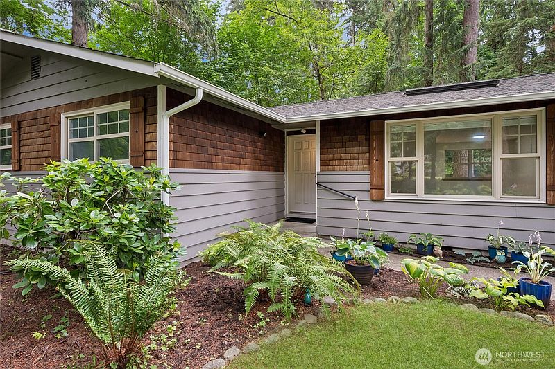 3rd image of 6724 Alder Glen Drive SE