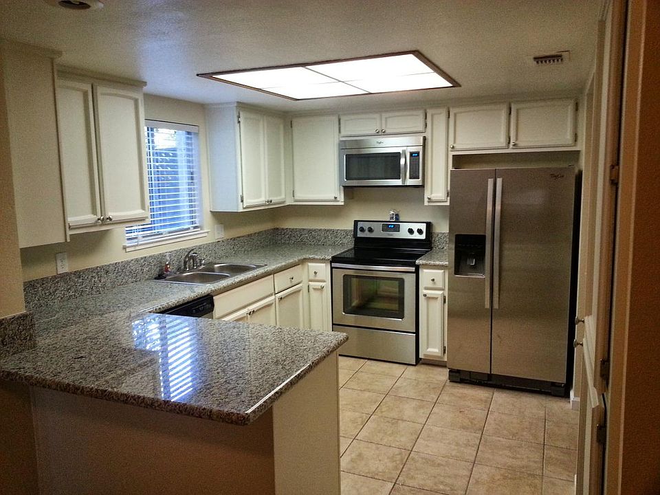 Large kitchen, granite counters, new stainless steel applian