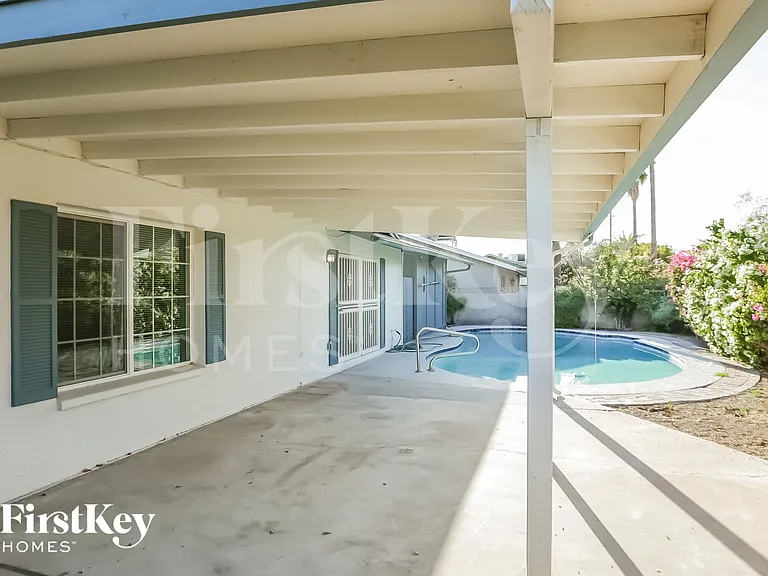 614 E Greenway Dr — Photo 16