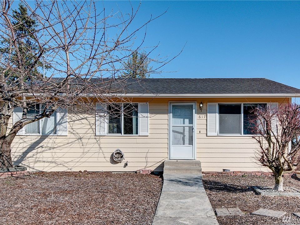 Welcome to this charming 4 bedroom, 1.75 bath rambler located on a dead-end street in the quiet neigborhood of Broadway.