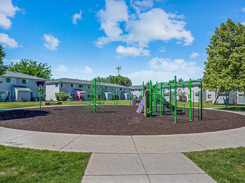 Northwest Pointe Apartments