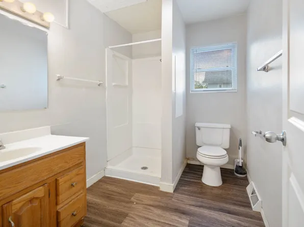 2116 College St - Cedar Falls, 2116 College St, Cedar Falls, IA 50613