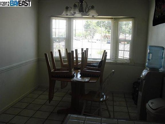 4th image of 495 Adelle St