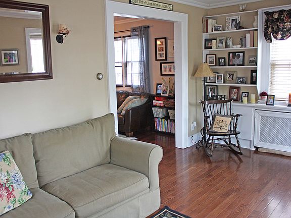 5th image of 54 Daisy Ave