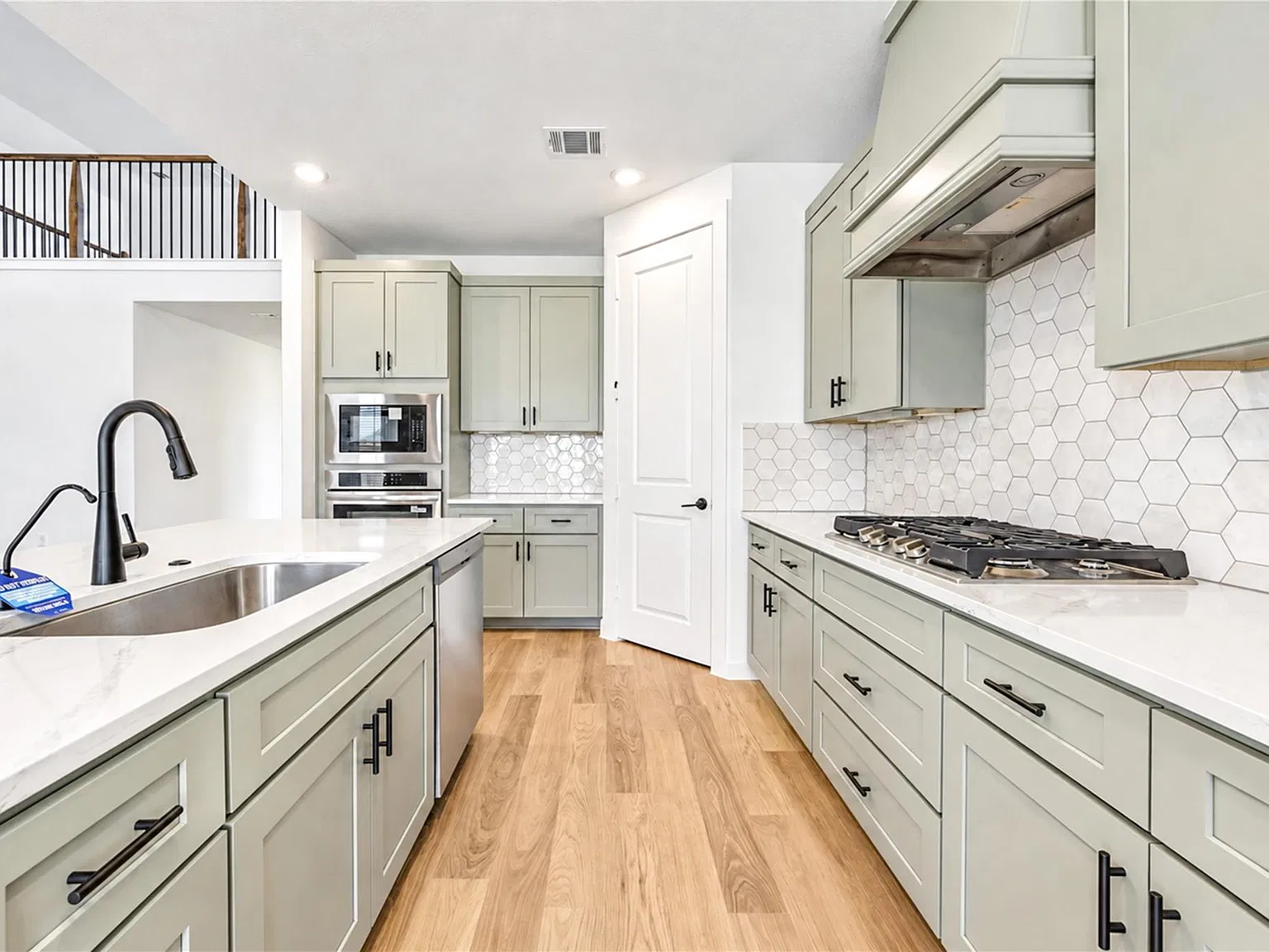 4 bed, 3.5 bath, 2951 sqft, $3,850 — Photo 4