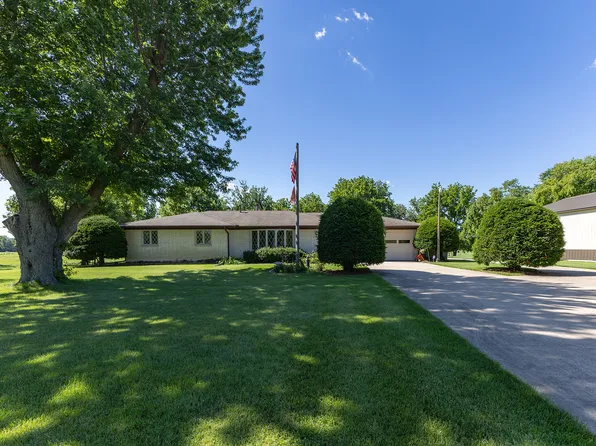 17028 Hubbard Rd, East Moline, IL 61244