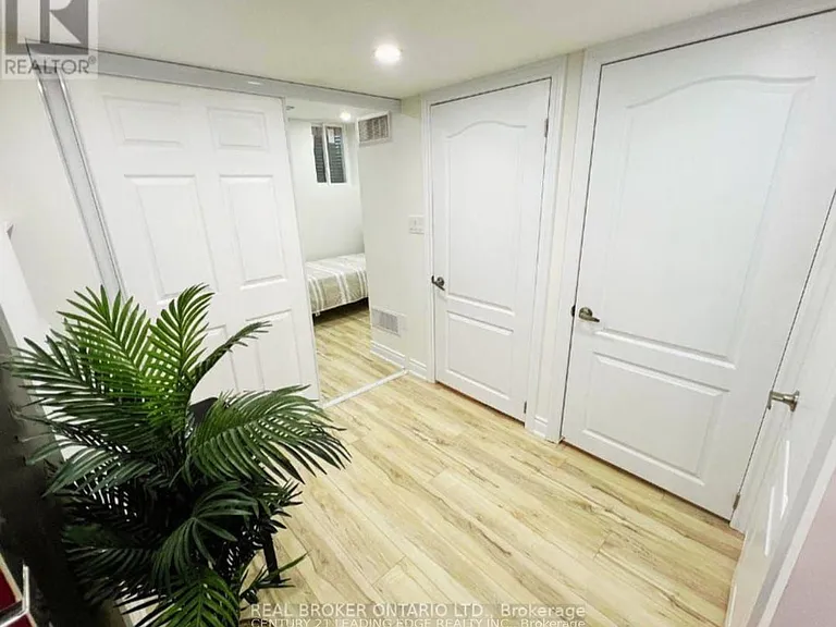 70 Campwood Cres — Photo 10