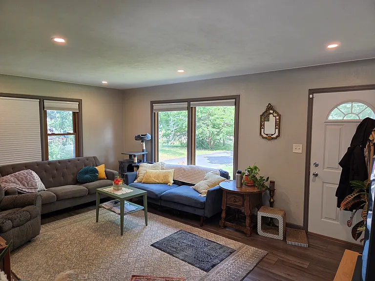 2359 Victoria St N — Photo 8