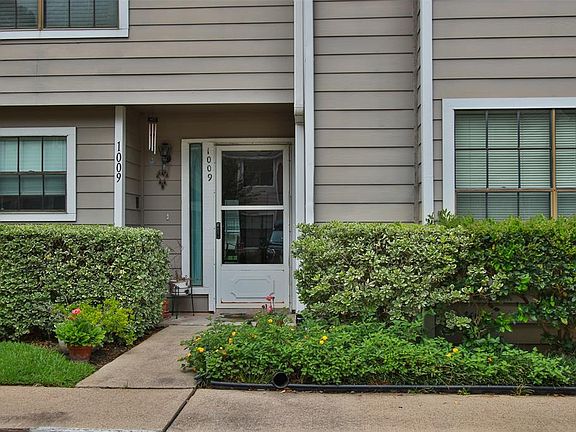 This unit is conveniently located on the right side of the community property with close access to the wonderful amenities the community provides!