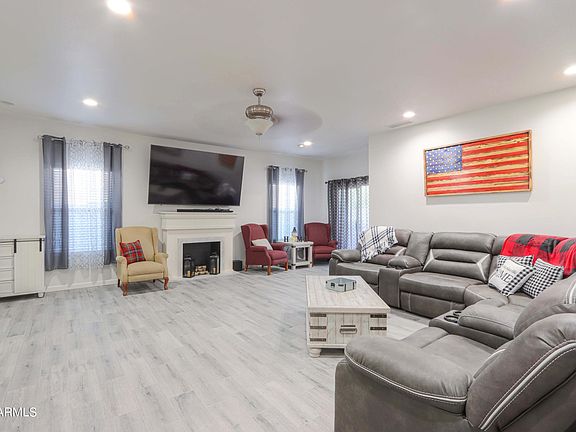3rd image of 44249 W CYPRESS Lane