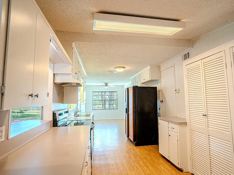 16013 Edwards Dr — Photo 8