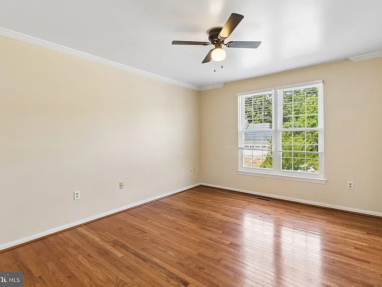 820 Chatsworth Dr — Photo 12