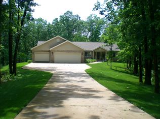 16 Robin Dale Cv, Charleston, IL 61920