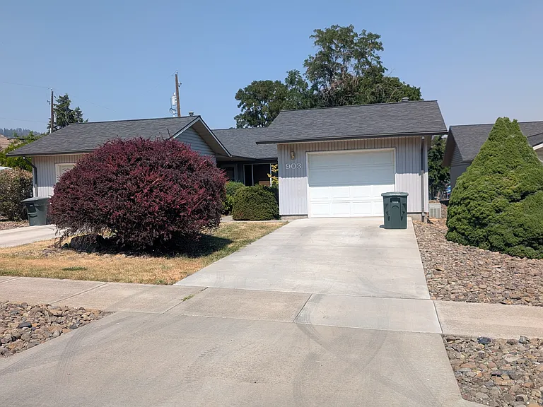 903 B Ave — Photo 1