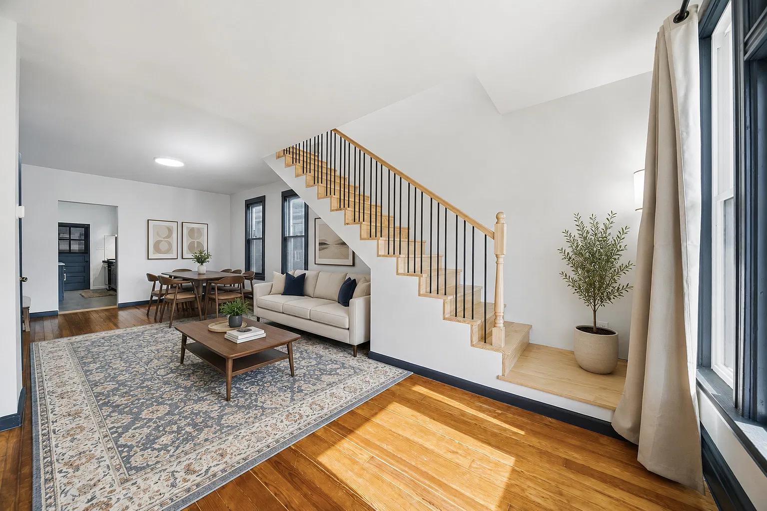 5 bed, 1976 sqft, $2,400 — Photo 3