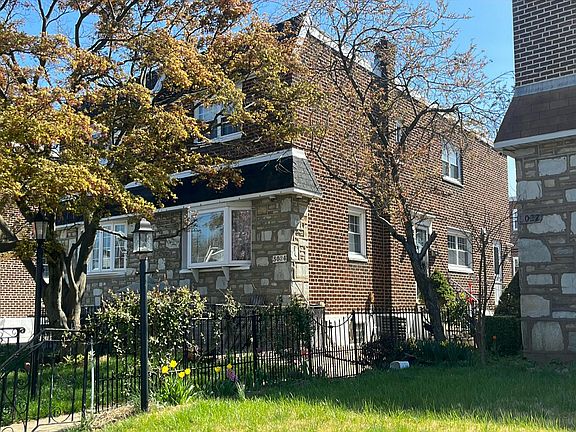 2nd image of 3024 Vista St