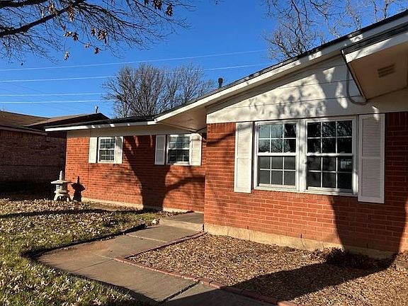 2nd image of 3028 NE Pioneer Blvd