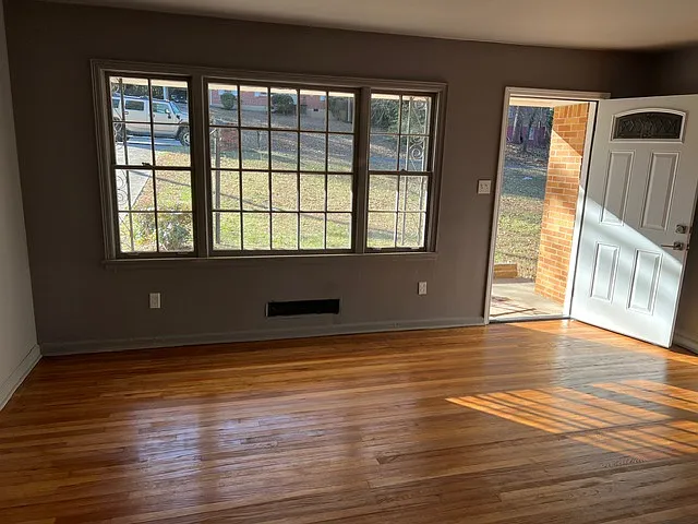 2058 Shamrock Dr — Photo 2