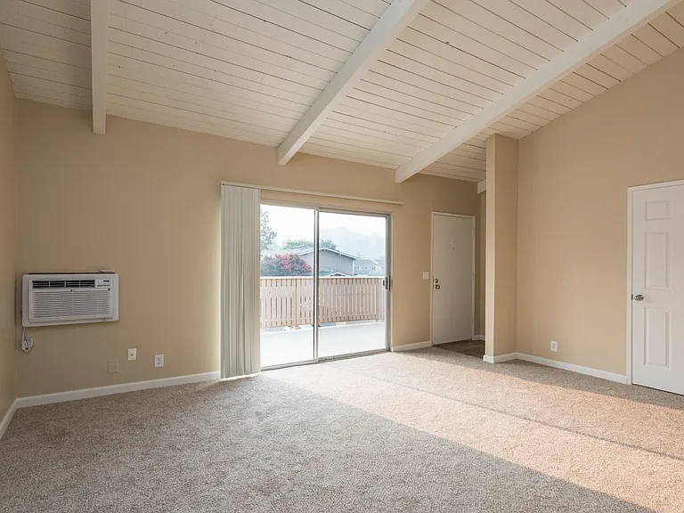 Country Club Apartments — Photo 10